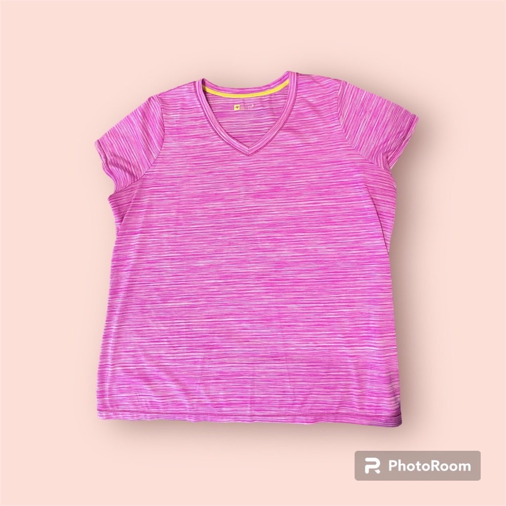 Women’s short sleeve shirt.